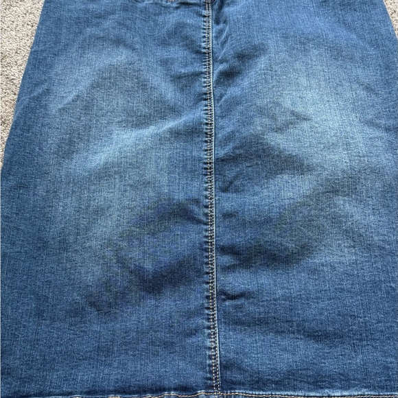 Stylish Blue Denim Skirt - Picture 2 of 4